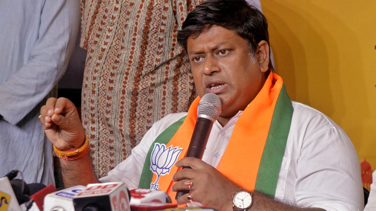 tmc-charges-union-minister-and-bjp-leader-with-disrespecting-rabindranath-tagore’s-photograph