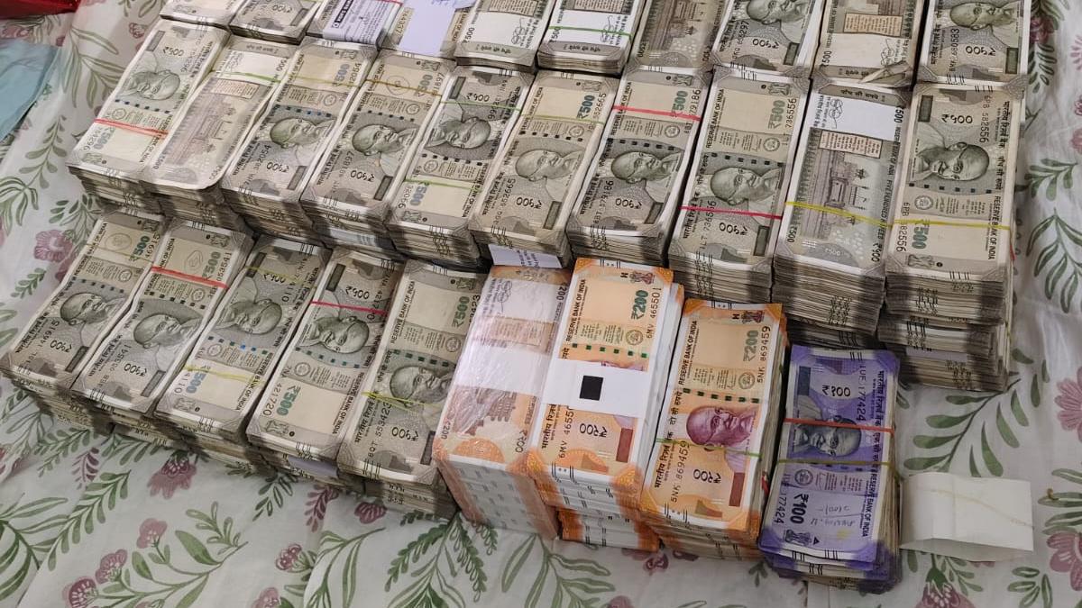 cash-pile-exceeding-₹2-crore-found-during-acb-raids-in-telangana